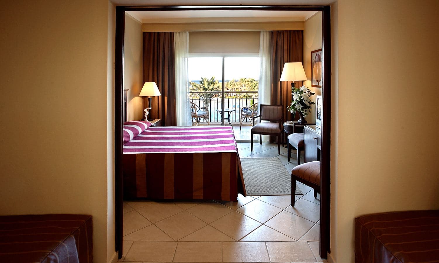 rooms-deluxe-familyroom-gardenview