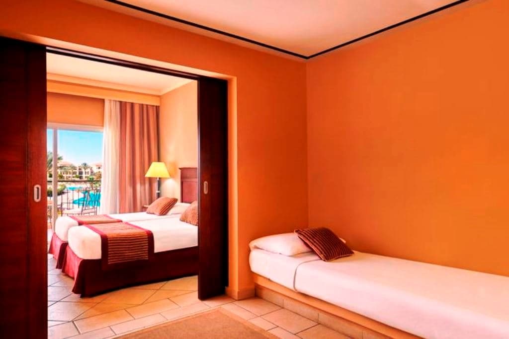 rooms-deluxe-familyroom-seaside