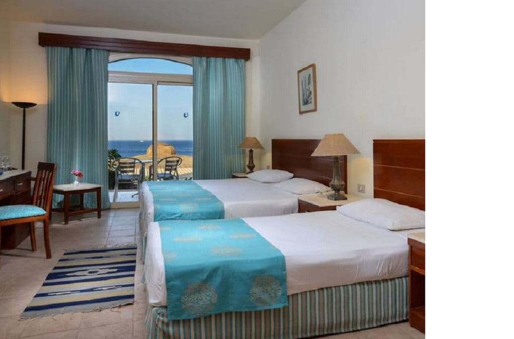 rooms-room-standard-pool-view