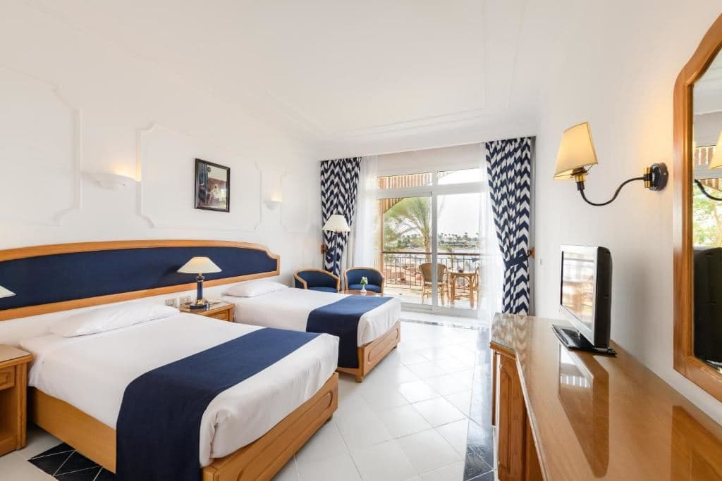 rooms-room-superior-poolview