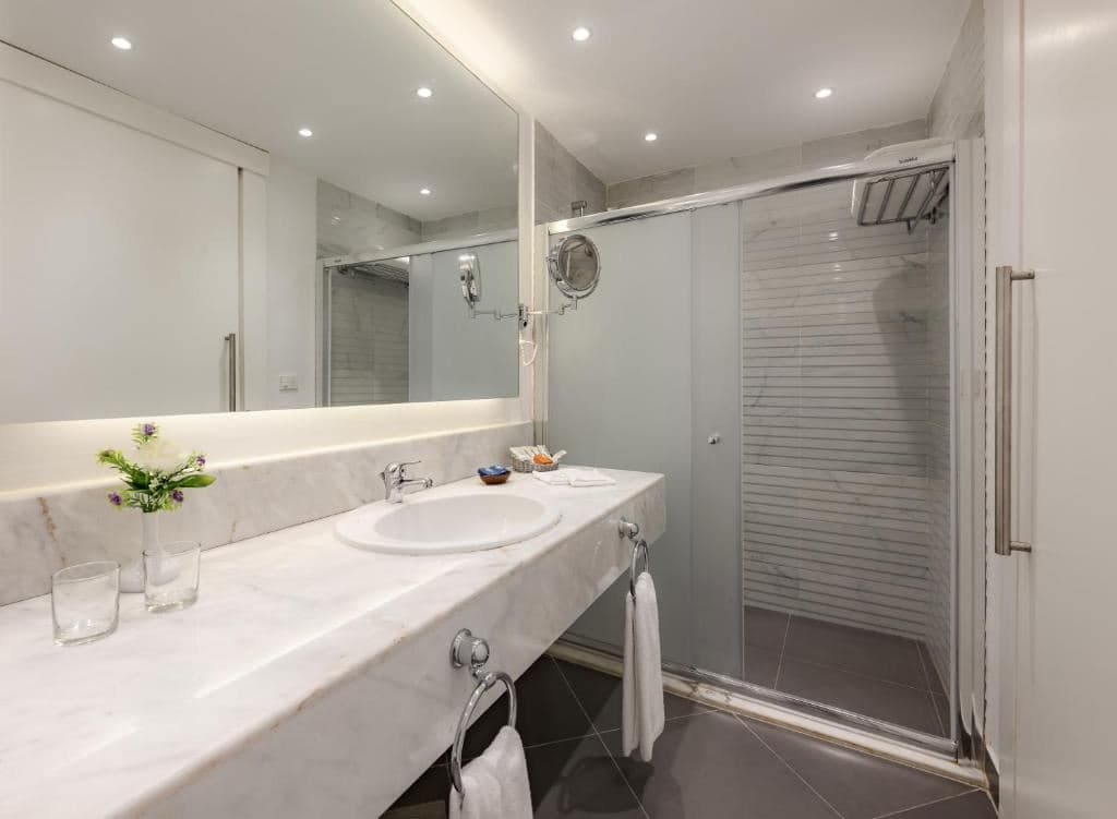 rooms-room-superior-poolview
