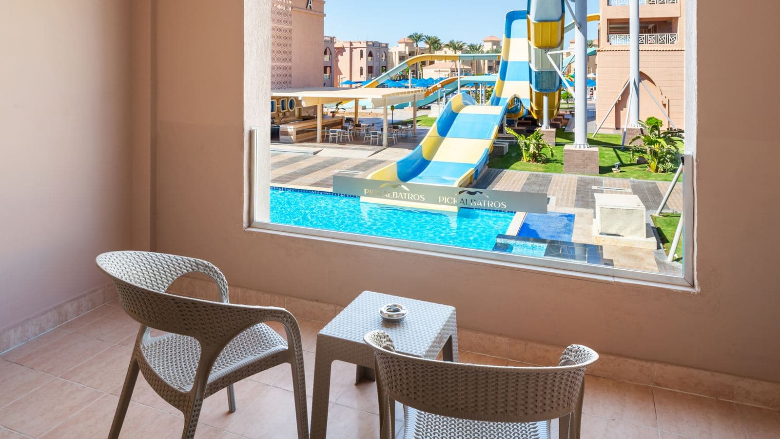 rooms-standard-room-pool-view