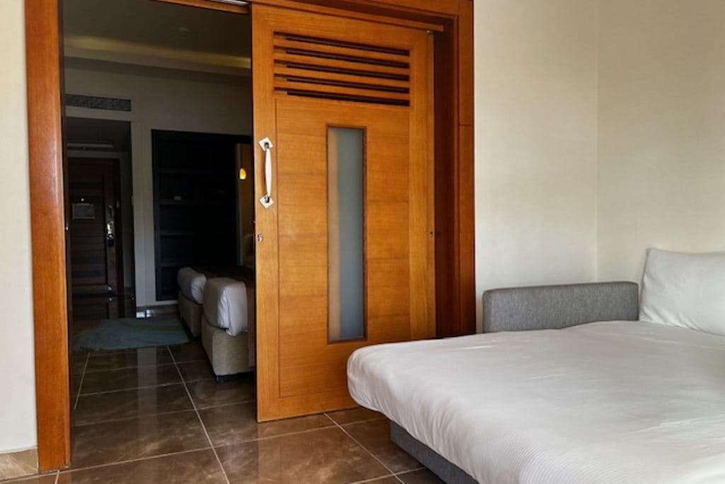 rooms-family-room-sliding-door-pool--garden-view-ex-family-room-bunkbed