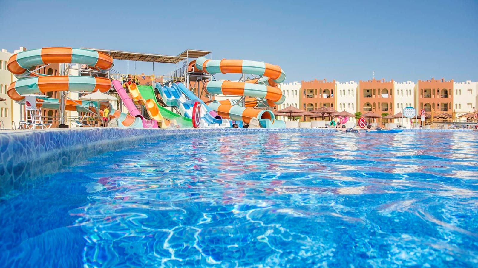 bars-family-pool-bar