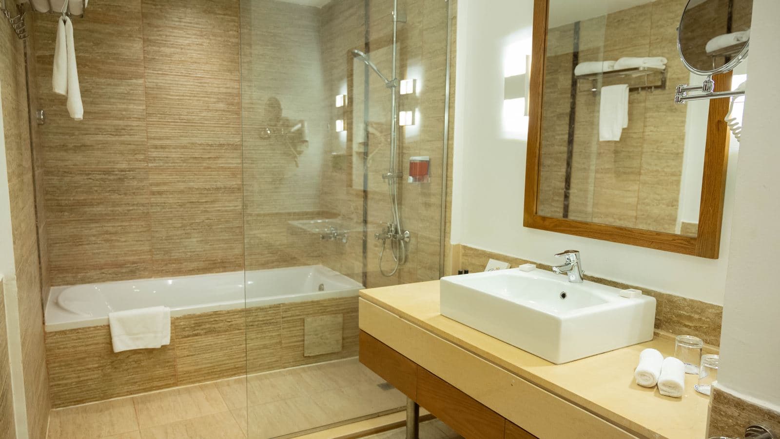 rooms-deluxe-room