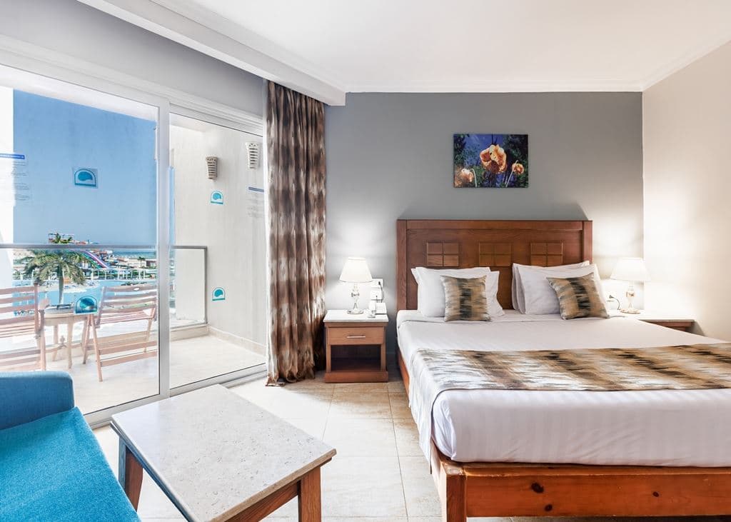 rooms-standard-room-back--pool--partial-sea-view