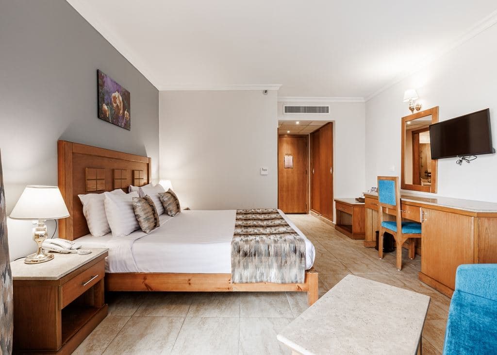 rooms-standard-room-back--pool--partial-sea-view