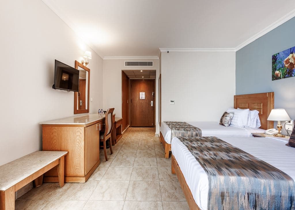 rooms-standard-room-back--pool--partial-sea-view