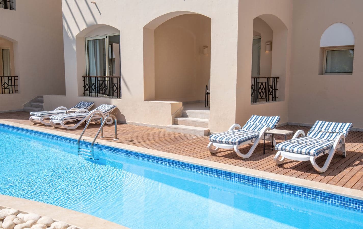 rooms-swim-up-room