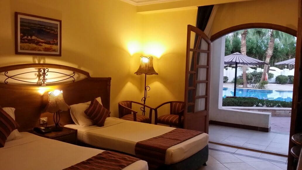 rooms-standard-room-pool-view