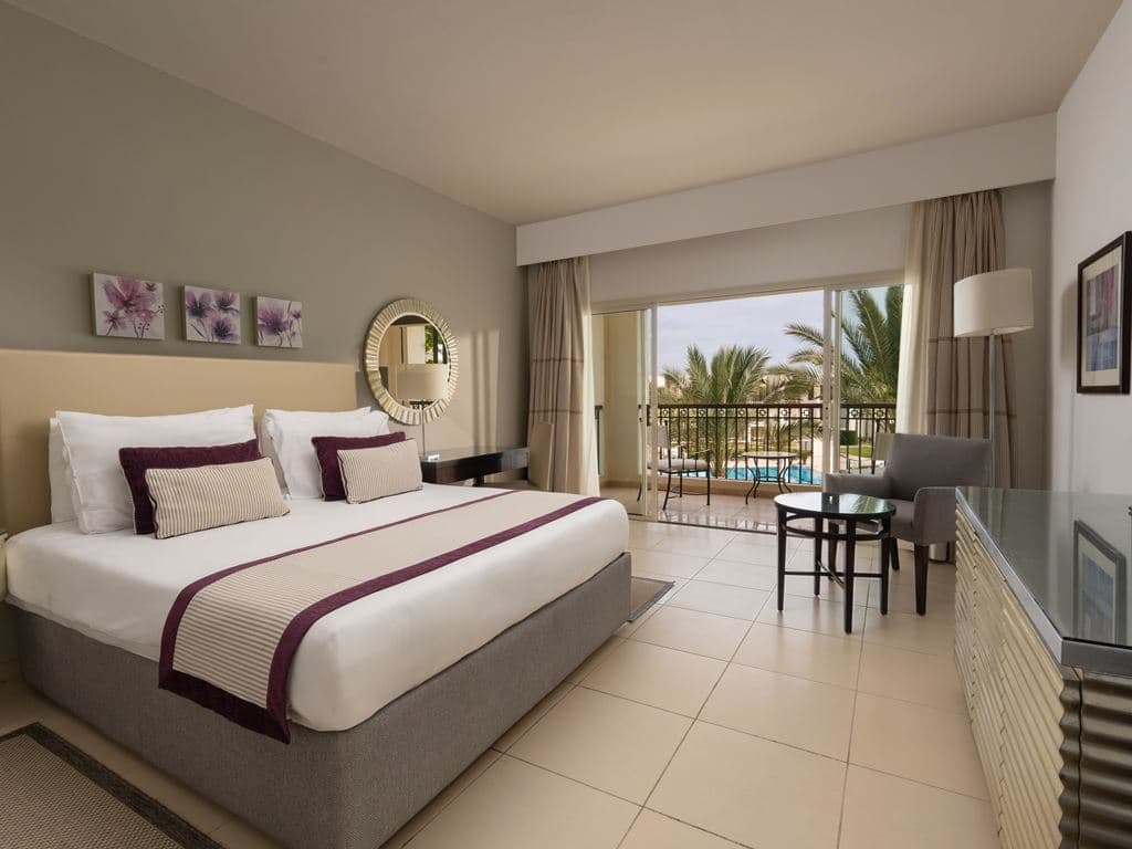 rooms-room-superior-poolview
