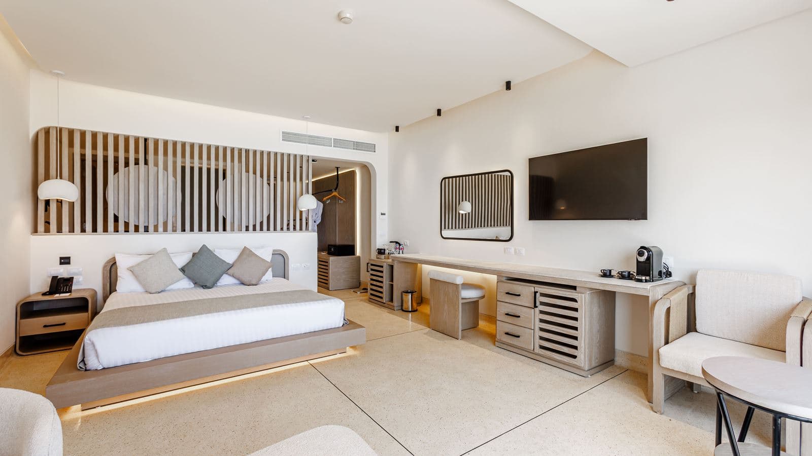 rooms-deluxe-beach-front-suite