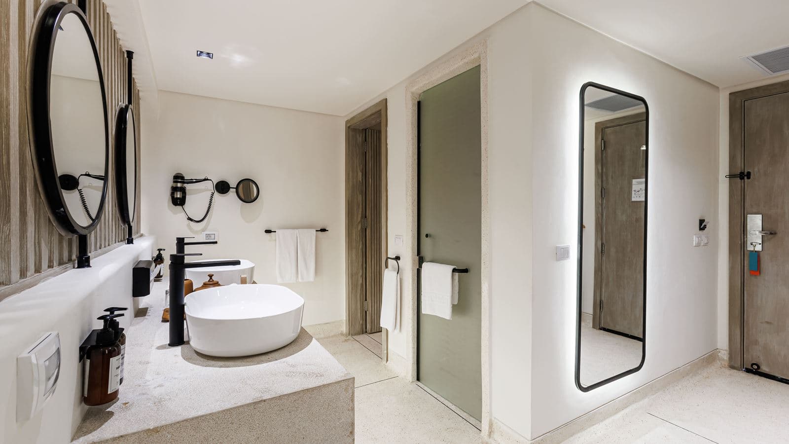 rooms-deluxe-beach-front-suite