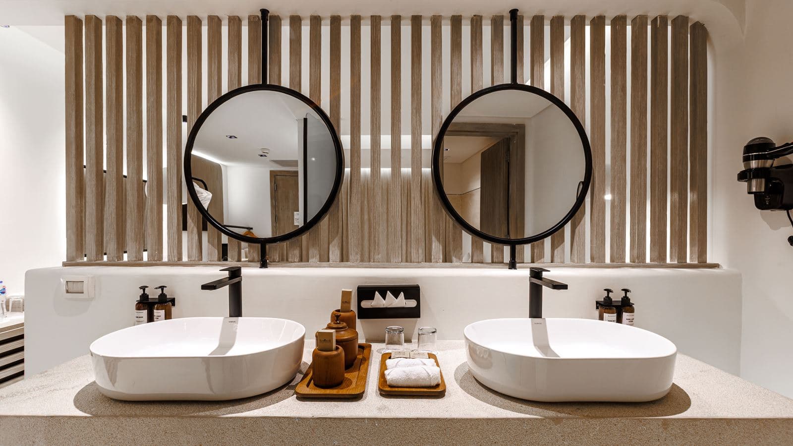 rooms-deluxe-beach-front-suite