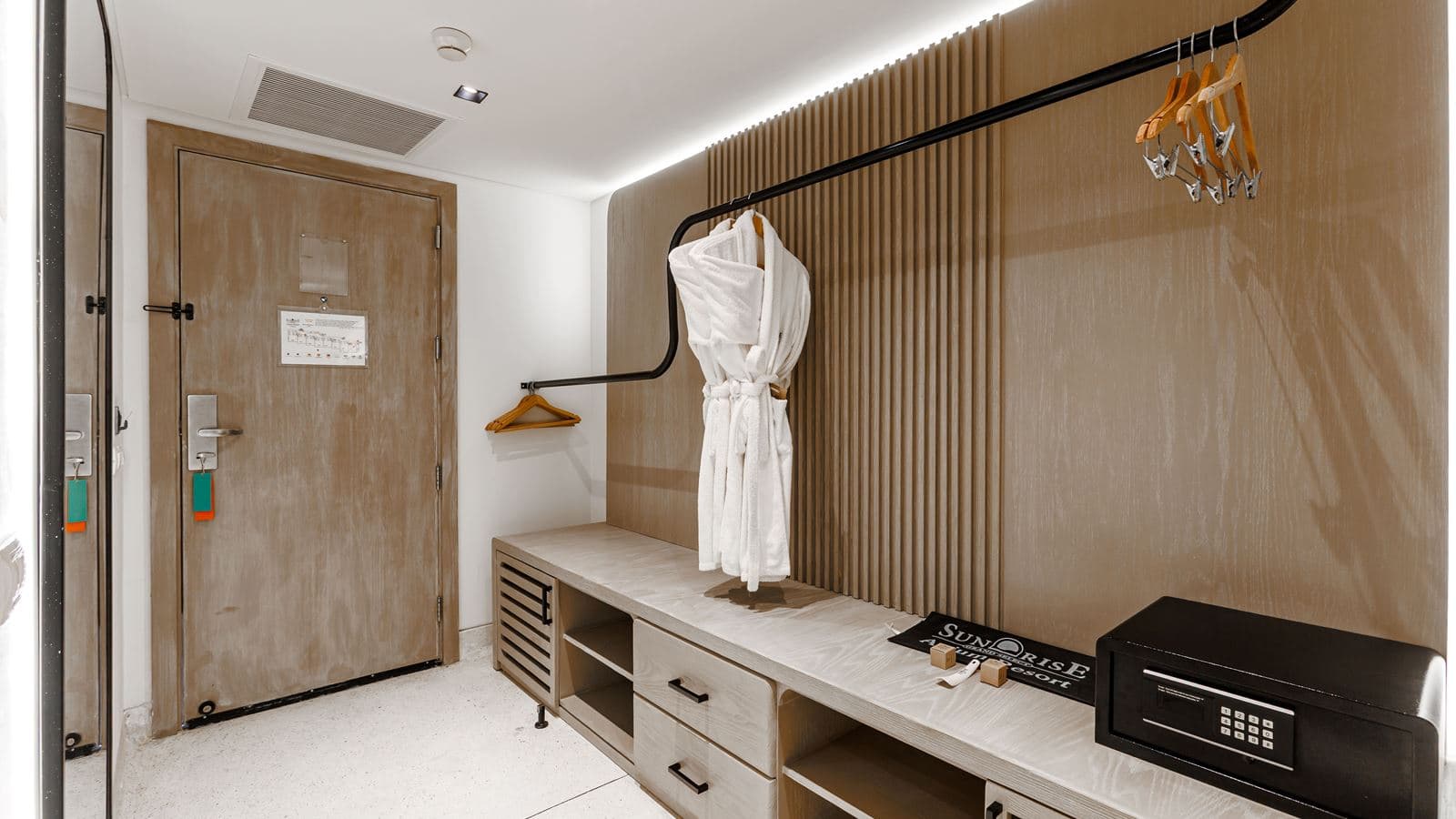 rooms-deluxe-beach-front-suite