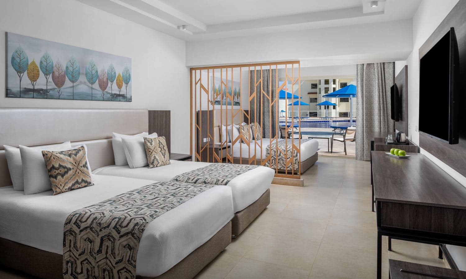 rooms-family-deluxe-pool-view