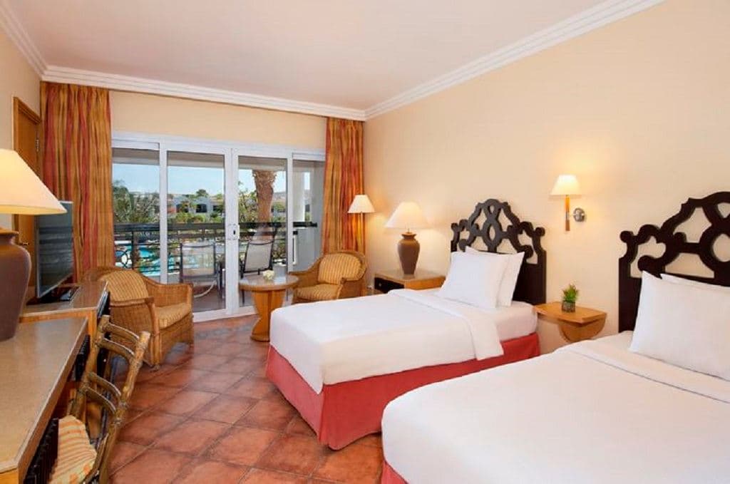 rooms-deluxe-main-pool-view-room