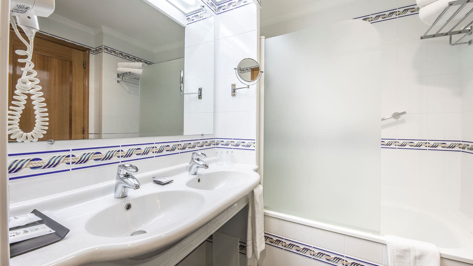 rooms-double-room-balcony-or-terrace-dbl