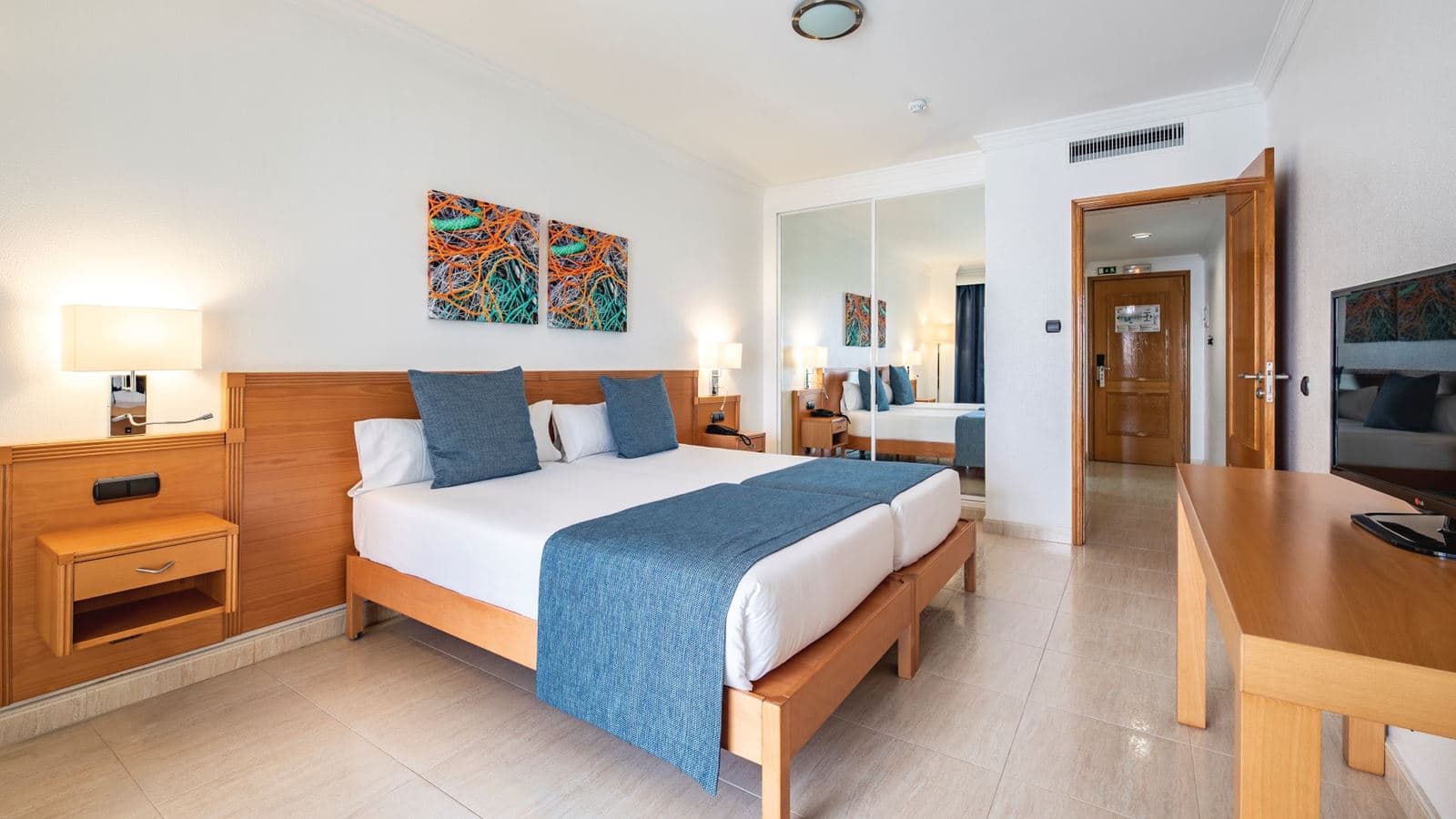rooms-family-room-balcony-or-terrace-fam