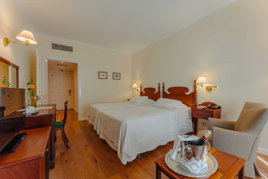 rooms-bc--dbl-balcony-garden