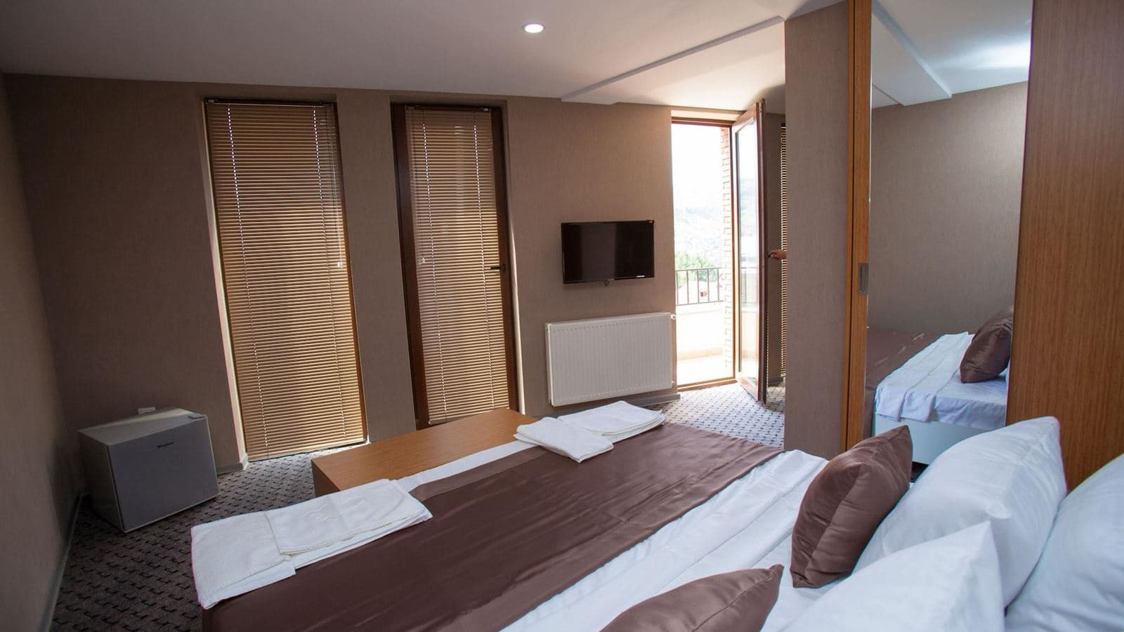 rooms-deluxe-room