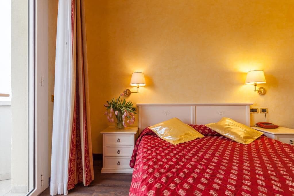 rooms-executive-room-lateral-sea-view-with-balcony