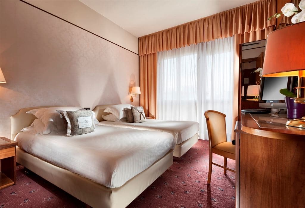 rooms-style-room-lateral-sea-view-with-balcony