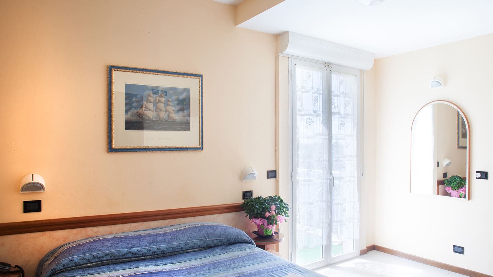 rooms-standard-room-with-balcony-double-single-use