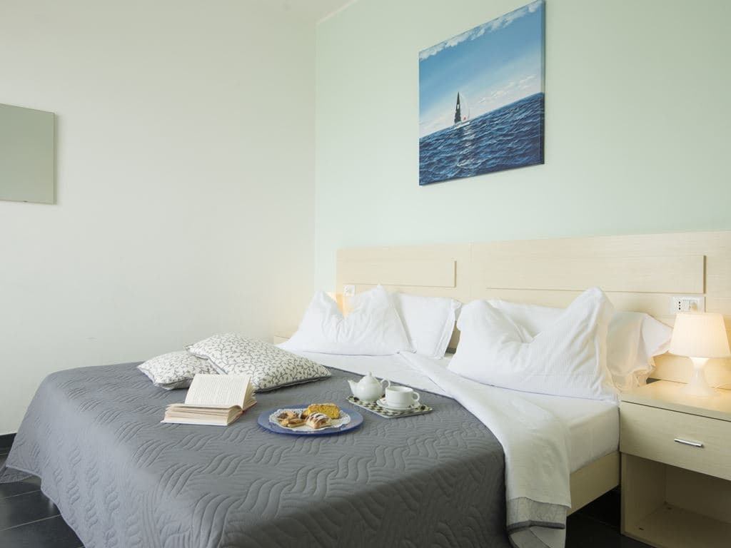 rooms-standard--room-lateral-sea-view-with-balcony