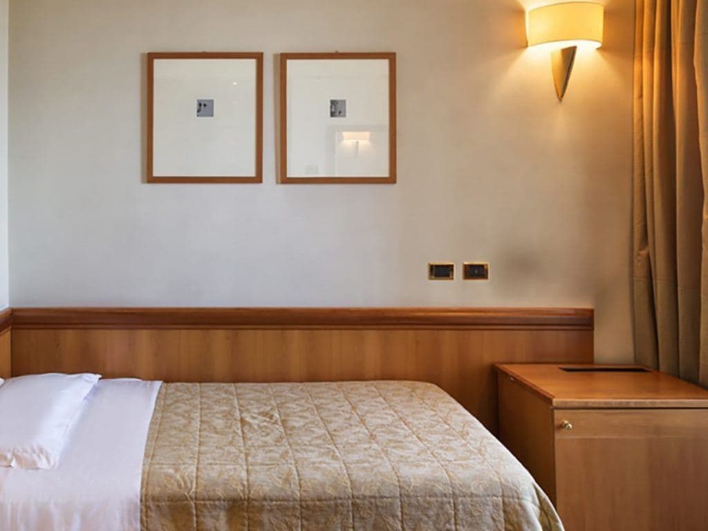 rooms-deluxe-room-direct-sea-view-with-window-no-balcony