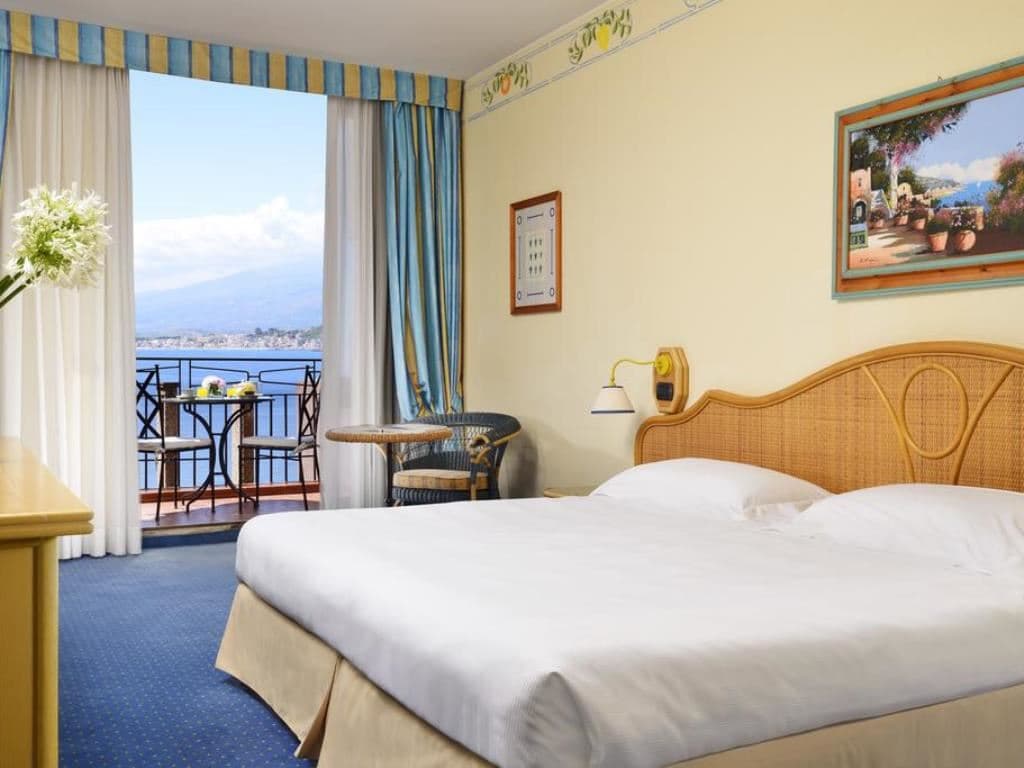 rooms-double-single-use-de-luxe-room-frontal-sea-view-with-balcony-or-terrace
