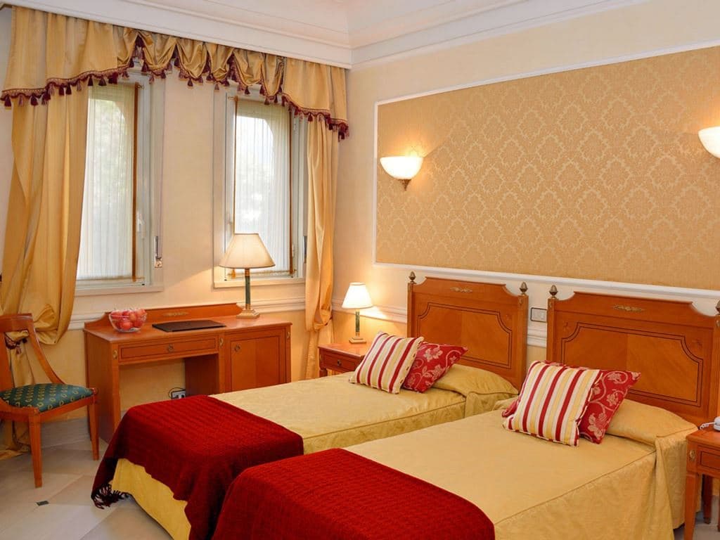 rooms-classic-room