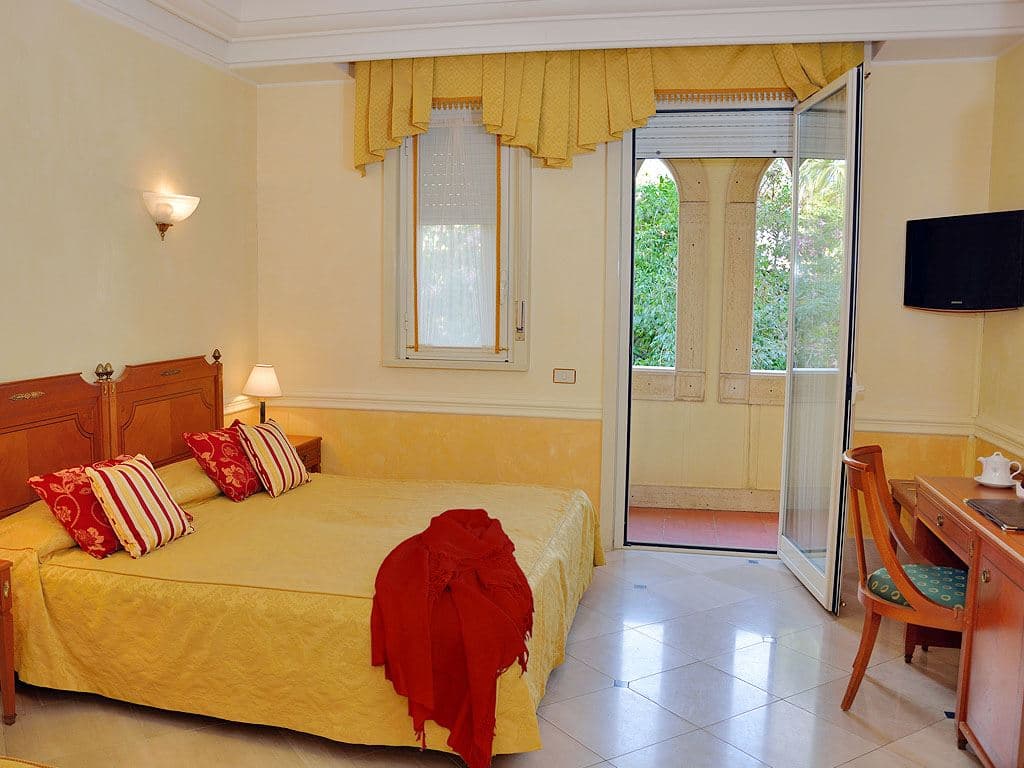 rooms-classic-room