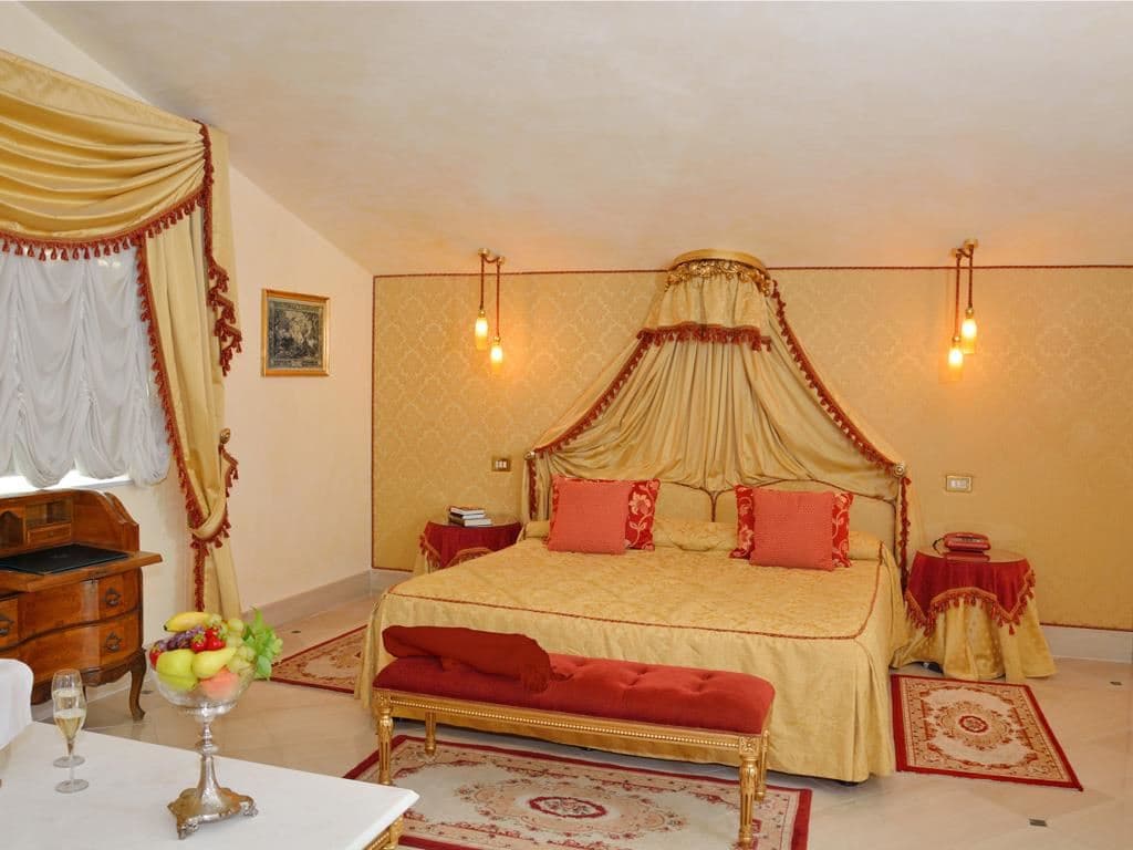 rooms-deluxe-room-sea-view-with-balcony