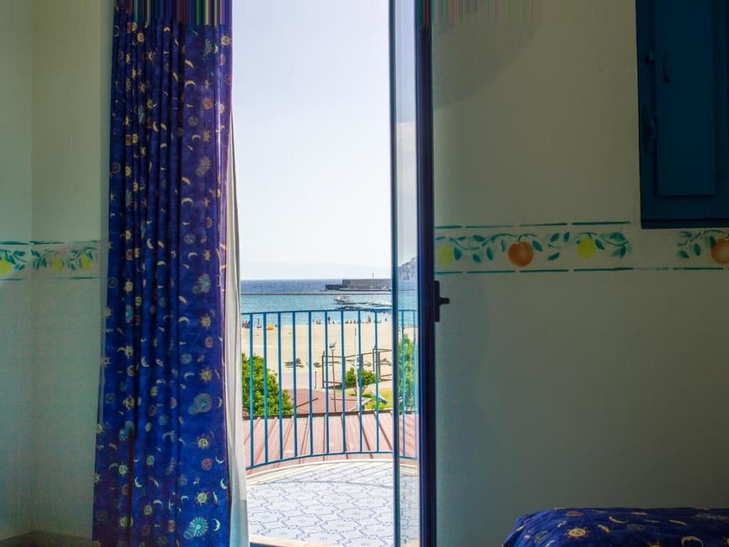 rooms-sea-view-room-with-balcony