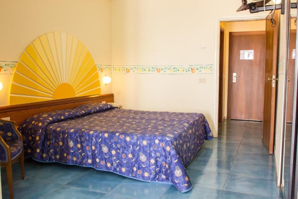 rooms-single-classic-room