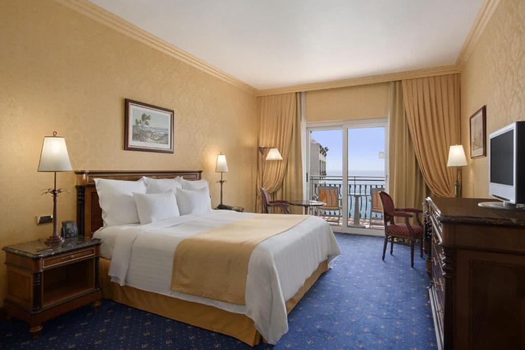 rooms-deluxe-room-frontal-sea-view-with-balcony-or-terrace