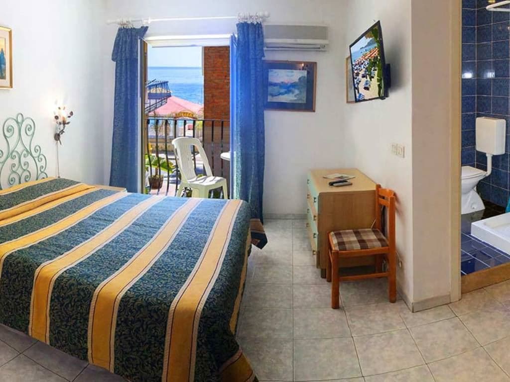 rooms-balcony-room