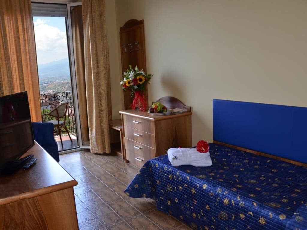 rooms-single-classic-room