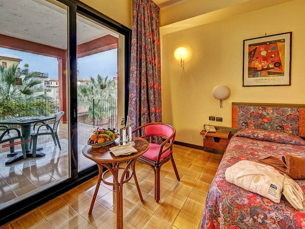 rooms-balcony-room