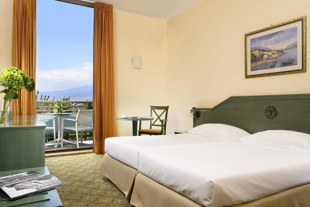 rooms-classic-lateral-sea-view-with-balcony-or-terrace-double-single-use