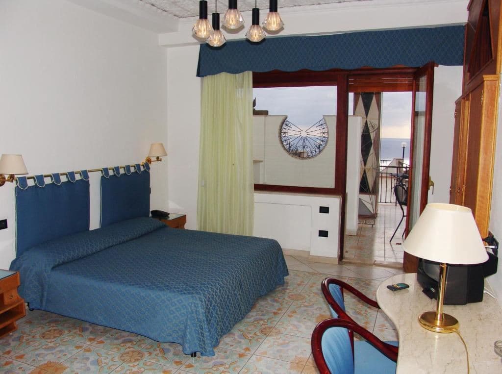 rooms-superior-room-frontal-sea-view-with-terrace