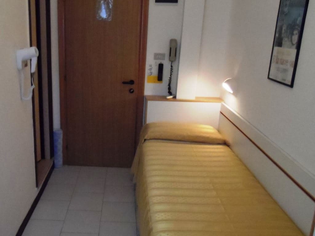 rooms-single-room-with-french-balcony