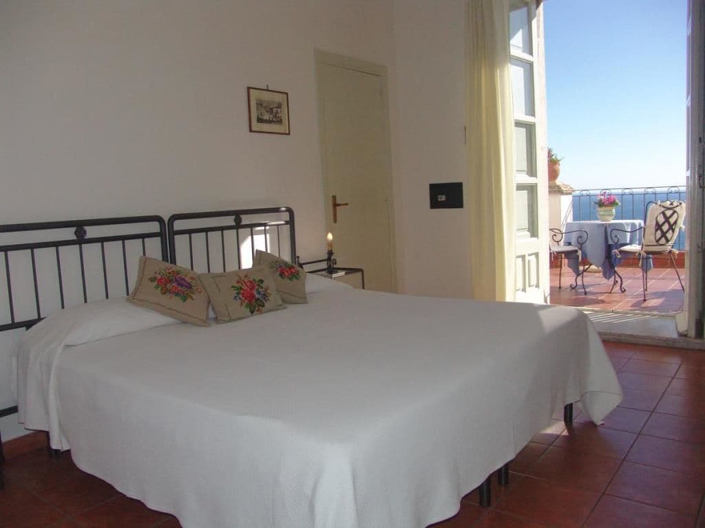 rooms-sea-view-room-with-balcony