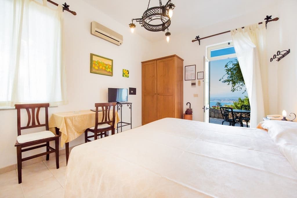 rooms-sea-view-room-with-balcony