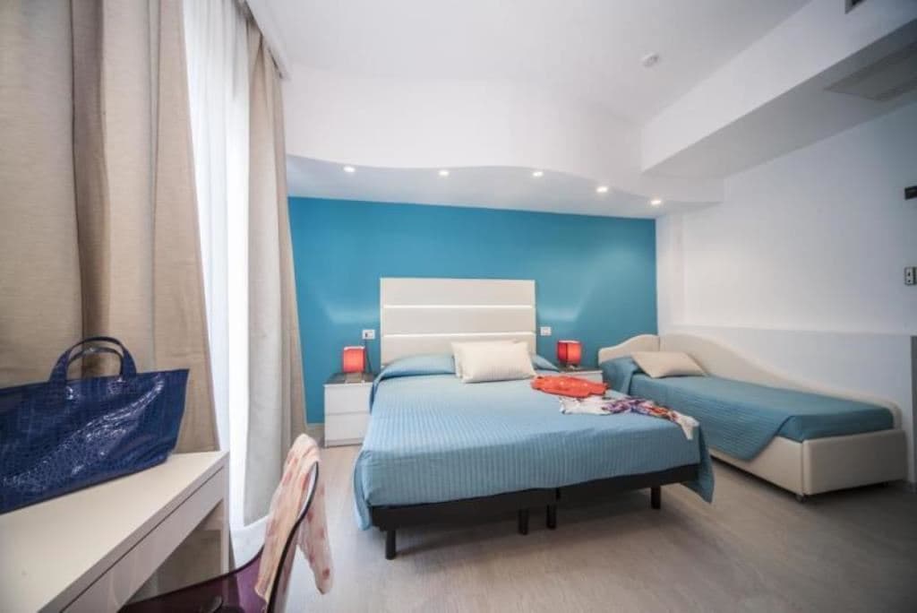 rooms-standard-room-with-balcony-lateral-sea-view