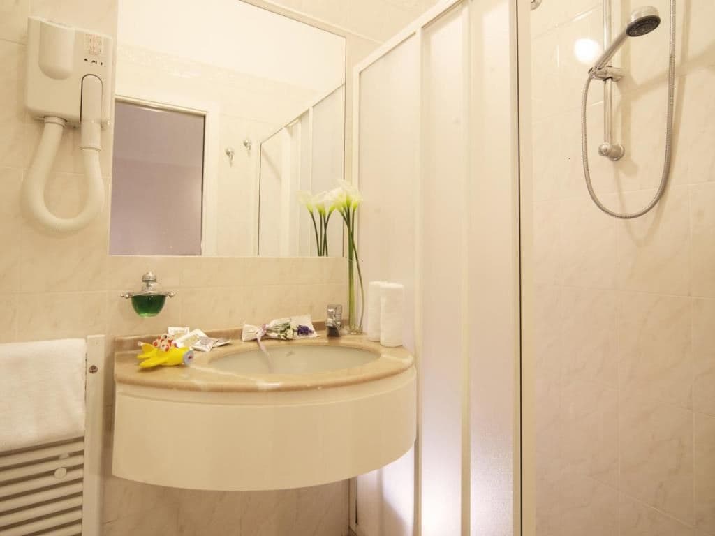 rooms-standard-room-with-balcony-lateral-sea-view