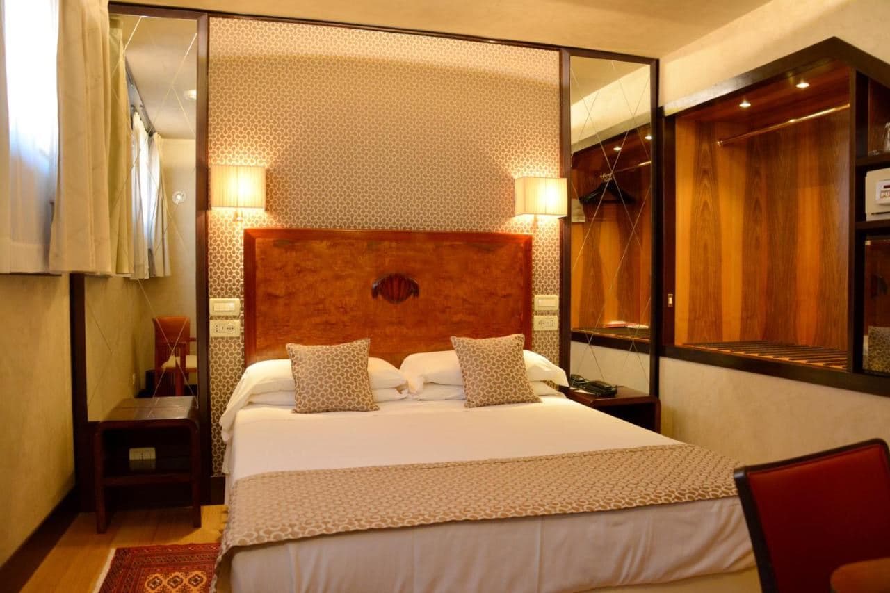 rooms-single-french-bed--bar