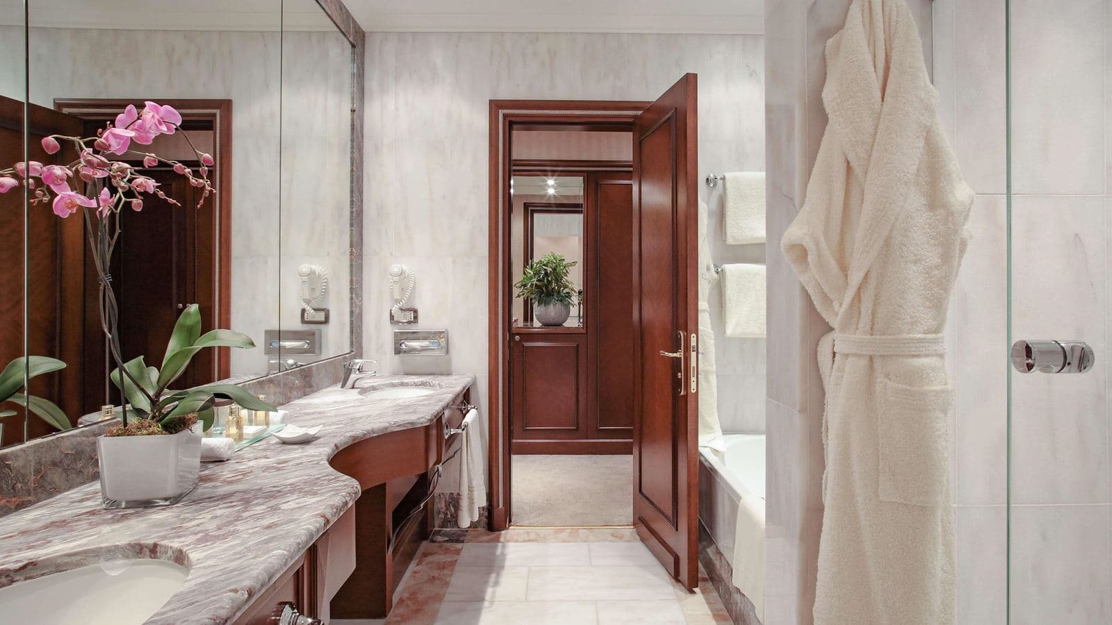 rooms-junior-suite-with-views