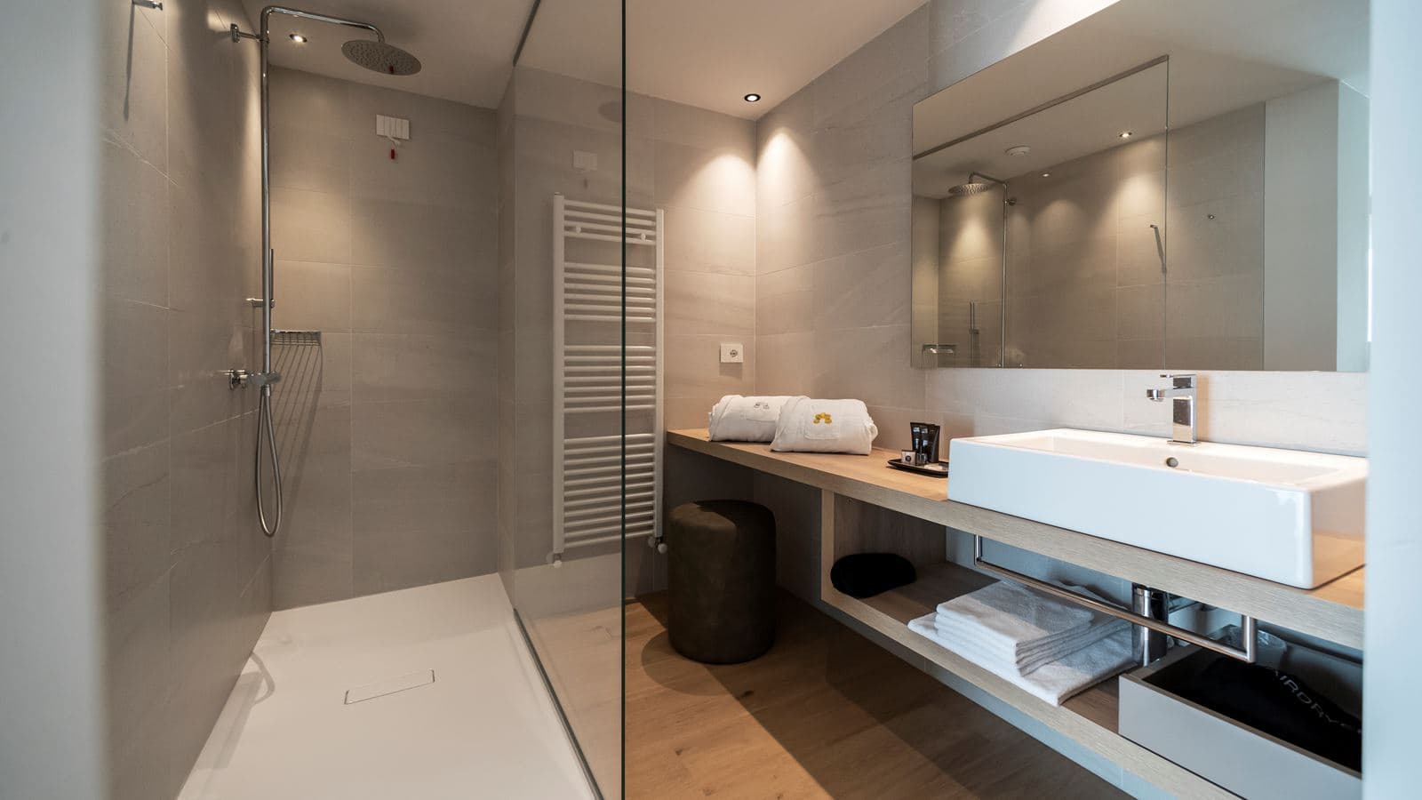 rooms-suite-with-jacuzzi